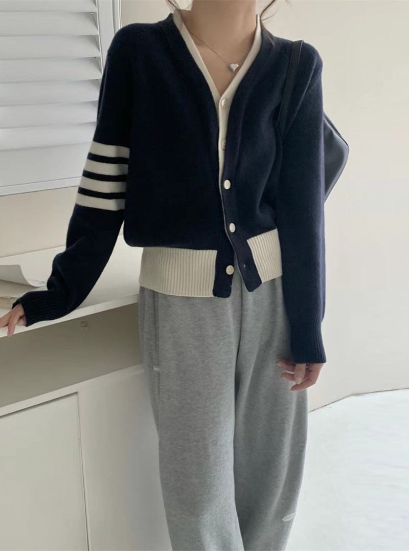 トップス カーディガン 長袖 Vネック ミディアム丈 前開き ボタン 萌え袖 重ね着風 かわいい 大人可愛い きれいめ シンプル 上品 おしゃれ かっこいい カジュアル こなれ感 個性的 主役級 ラフ