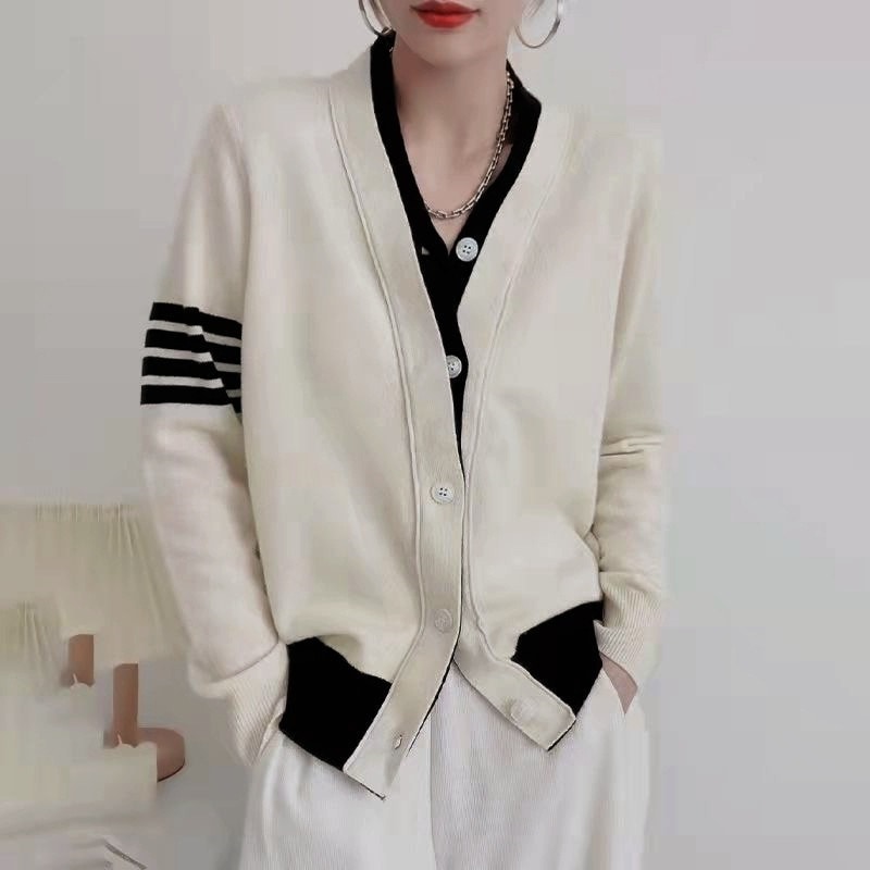 トップス カーディガン 長袖 Vネック ミディアム丈 前開き ボタン 萌え袖 重ね着風 かわいい 大人可愛い きれいめ シンプル 上品 おしゃれ かっこいい カジュアル こなれ感 個性的 主役級 ラフ