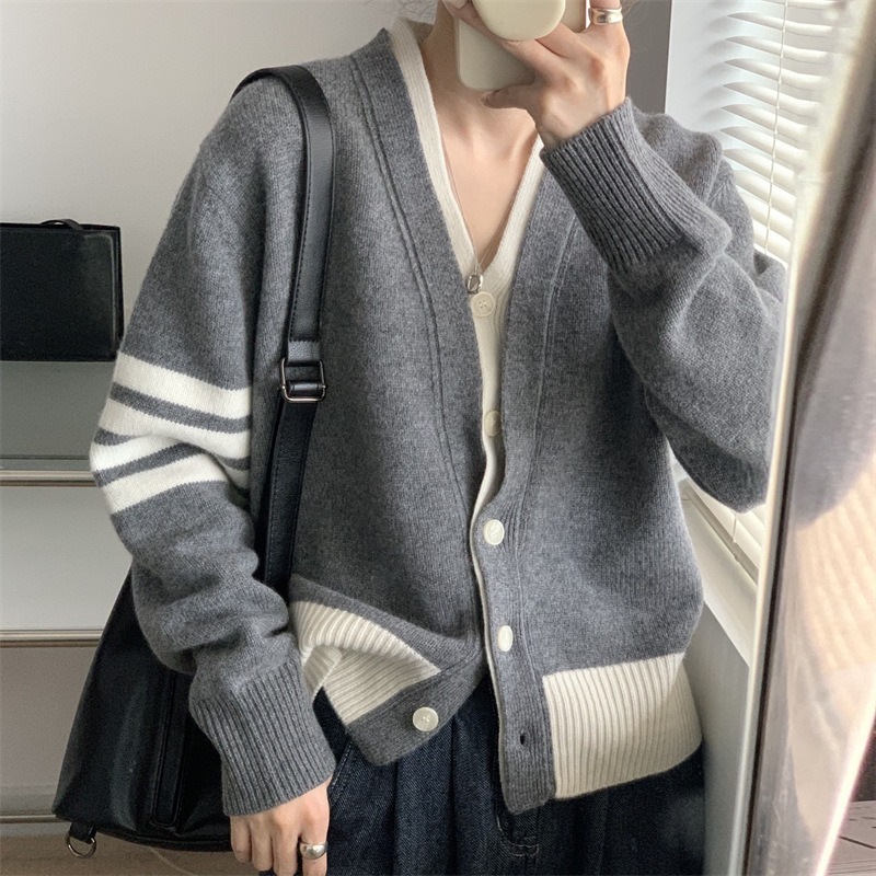 トップス カーディガン 長袖 Vネック ミディアム丈 前開き ボタン 萌え袖 重ね着風 かわいい 大人可愛い きれいめ シンプル 上品 おしゃれ かっこいい カジュアル こなれ感 個性的 主役級 ラフ