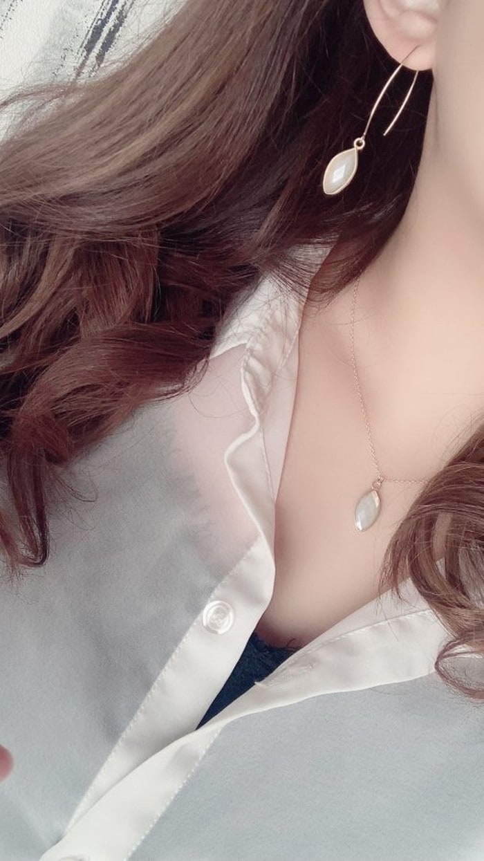 ホワイトムーンストーン 14kgf marquise long stick pierce EL