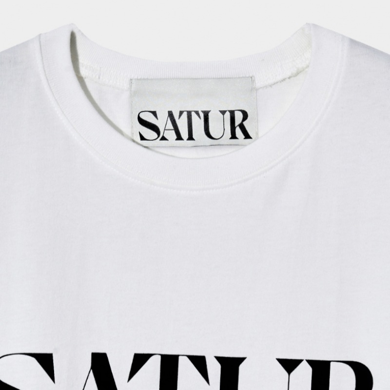 SATUR クラシックレターロゴショートスリーブ T シャツクリーンホワイト