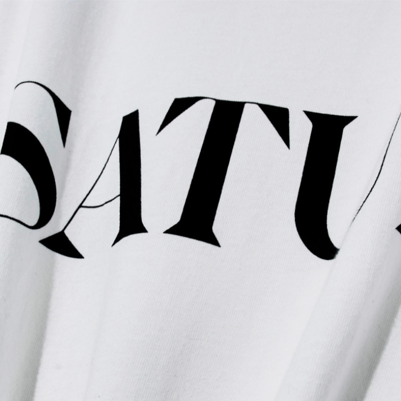 SATUR クラシックレターロゴショートスリーブ T シャツクリーンホワイト