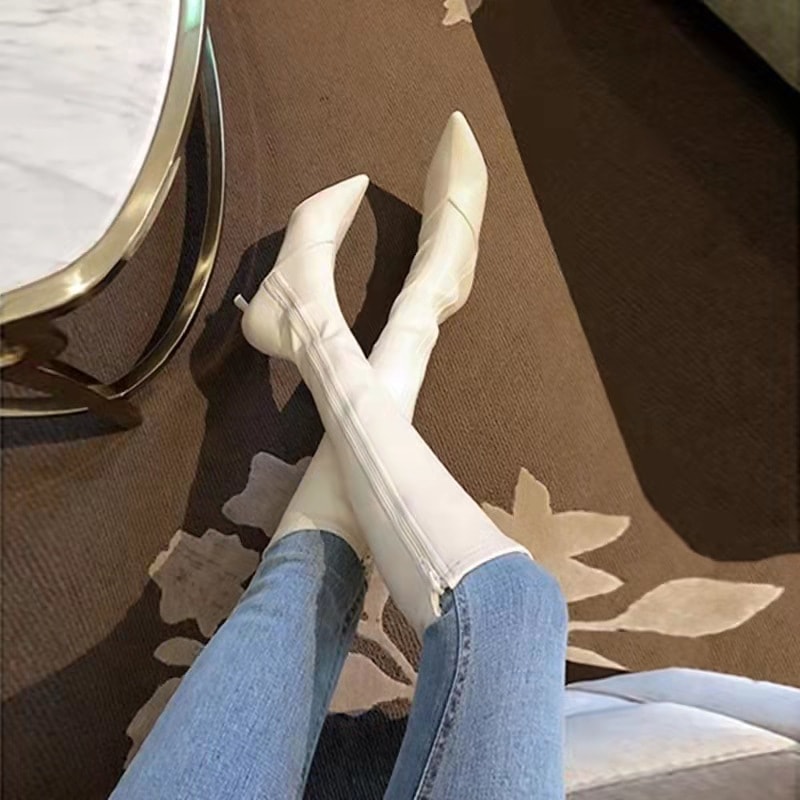 はらはらとした白い長靴の女性の新型ハイヒールがやせているブーツの騎士靴の先が膝を越えて冬になる はらはらとした白い長靴の女性の新型ハイヒールがやせているブーツの騎士靴の先が膝を越えて冬になる