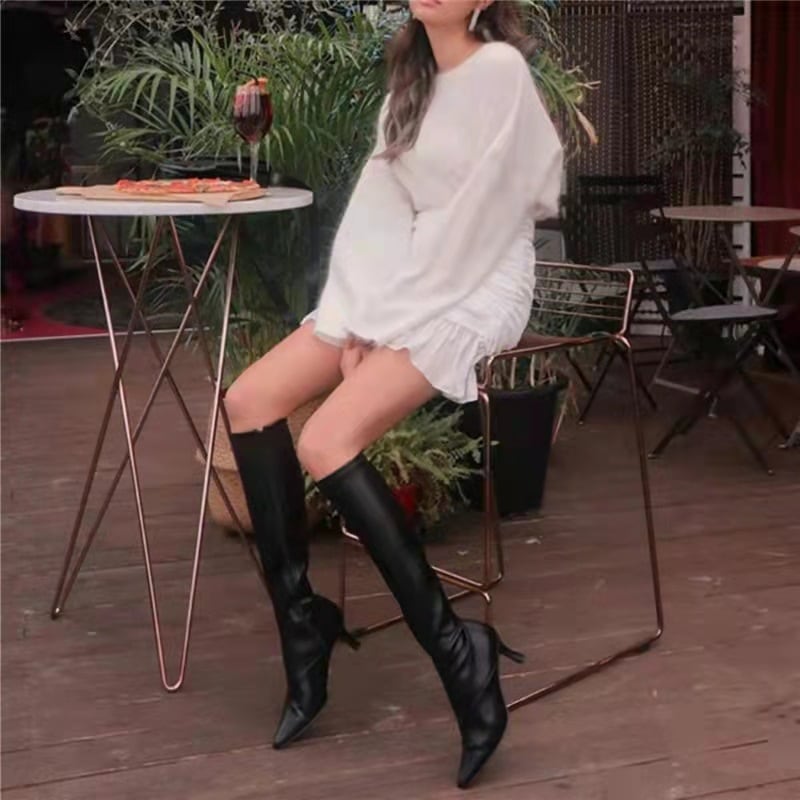 はらはらとした白い長靴の女性の新型ハイヒールがやせているブーツの騎士靴の先が膝を越えて冬になる はらはらとした白い長靴の女性の新型ハイヒールがやせているブーツの騎士靴の先が膝を越えて冬になる