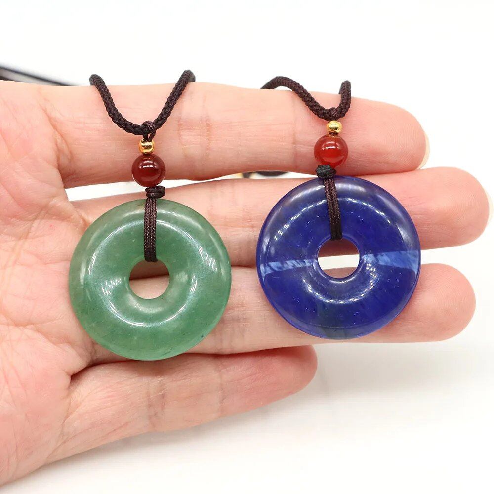 30mm 円形ドーナツ型 ヒーリングクリスタルペンダントネックレス 天然オブシディアンストーン お守りコインチャーム 幸運のドーナツ プロテクションジュエリー ギフト 色：ウナカイト 商品名：直