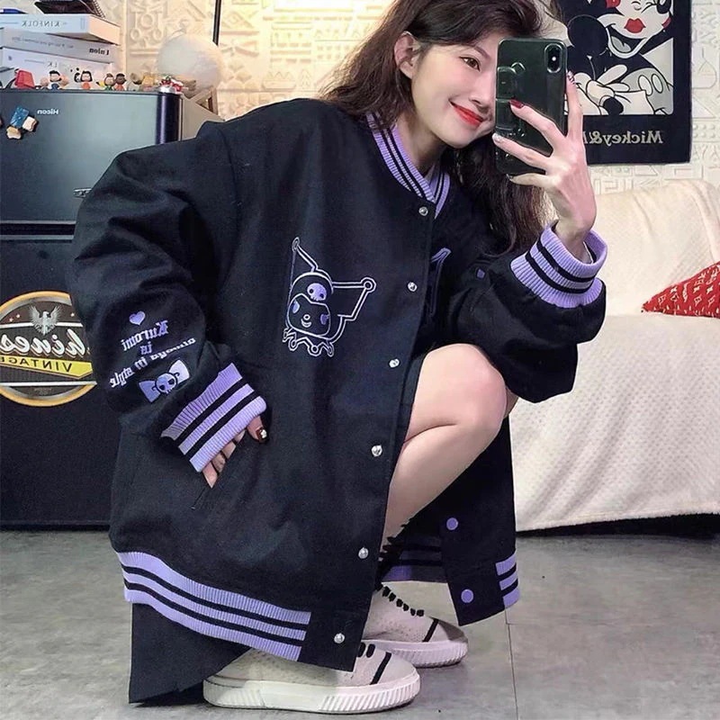 秋冬サンリオクロミ紫のゆるいアメリカ野球服の小柄なコートカップルの女性 秋冬サンリオクロミ紫のゆるいアメリカ野球服の小柄なコートカップルの女性