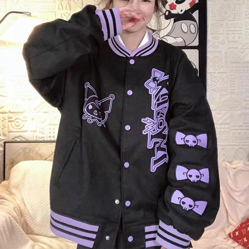 秋冬サンリオクロミ紫のゆるいアメリカ野球服の小柄なコートカップルの女性 秋冬サンリオクロミ紫のゆるいアメリカ野球服の小柄なコートカップルの女性