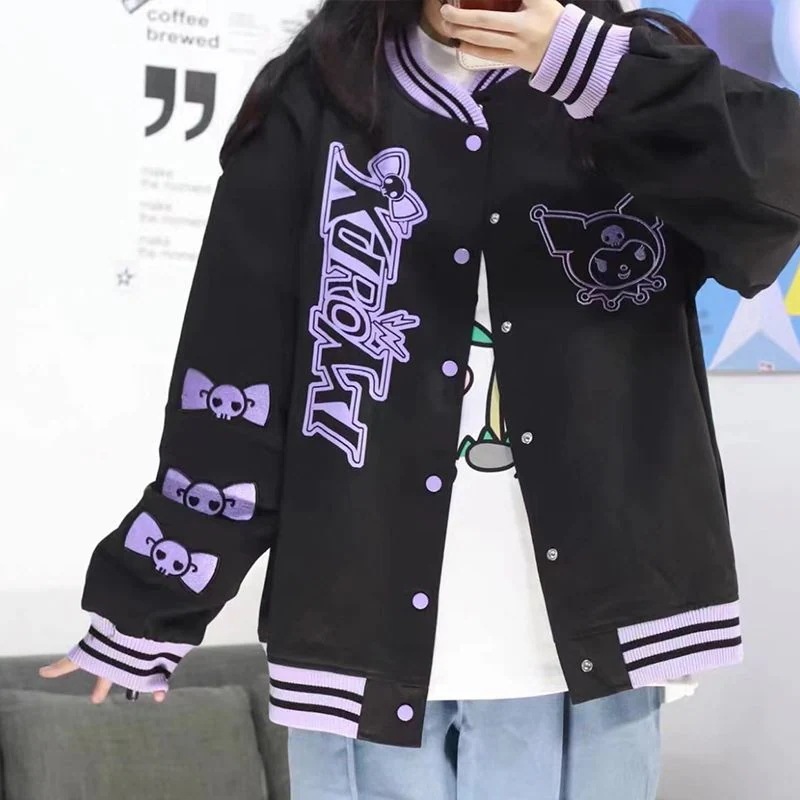 秋冬サンリオクロミ紫のゆるいアメリカ野球服の小柄なコートカップルの女性 秋冬サンリオクロミ紫のゆるいアメリカ野球服の小柄なコートカップルの女性