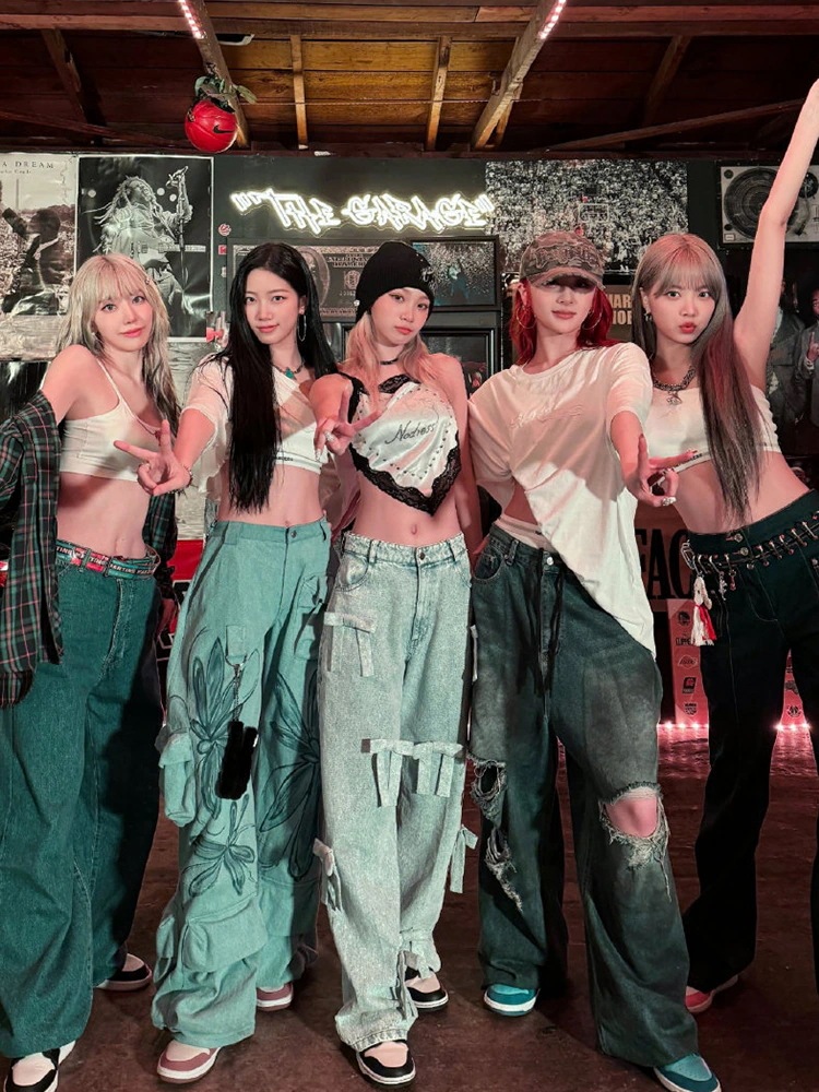 Le Sserafim ゴールドソース レースプリントチューブトップサスペンダーリボンジーンズスーツ Le Sserafim ゴールドソース レースプリントチューブトップサスペンダーリボンジーンズスーツ