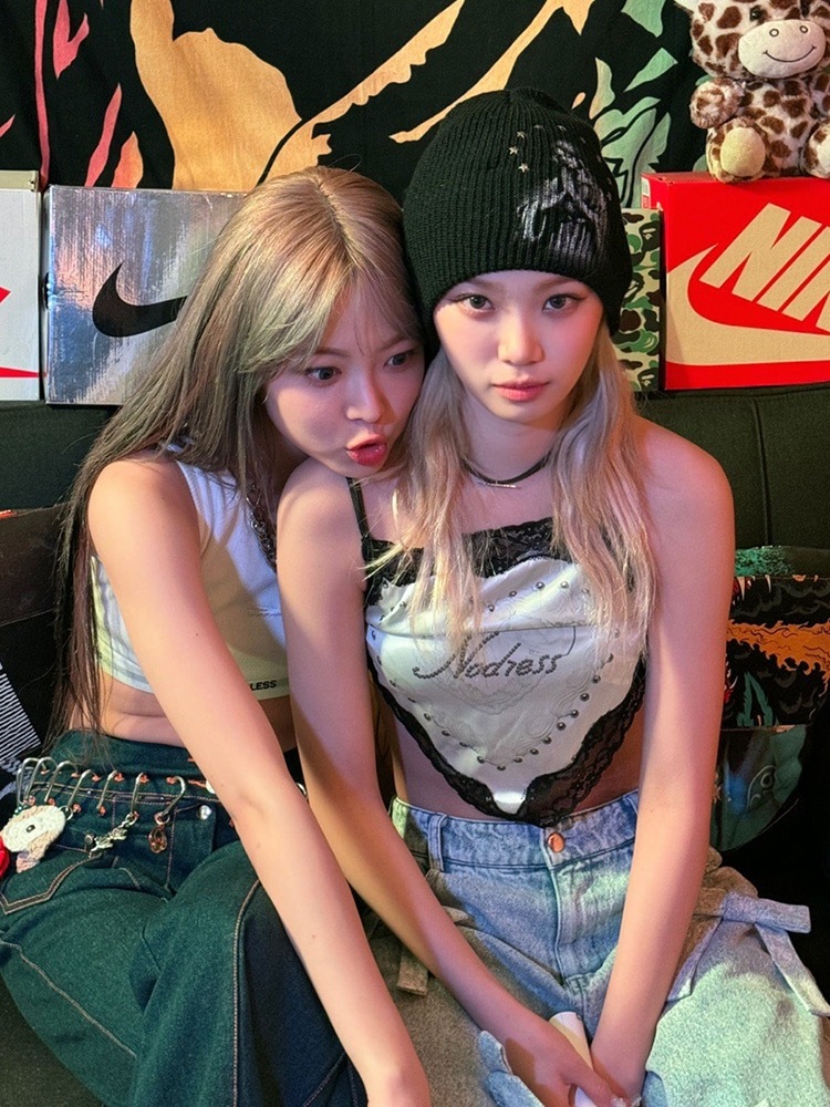 Le Sserafim ゴールドソース レースプリントチューブトップサスペンダーリボンジーンズスーツ Le Sserafim ゴールドソース レースプリントチューブトップサスペンダーリボンジーンズスーツ