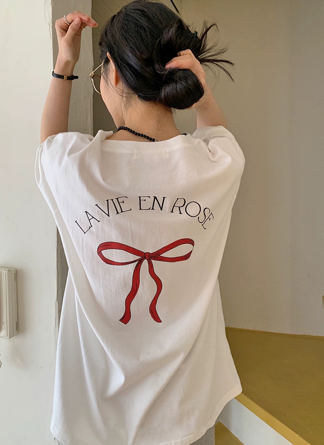 バック リボンプリント Tシャツ レディース トップス レギュラー丈 半袖 ラウンドネック リボン 綿 きれいめ シンプル カジュアル スポーティー クール ベーシック ナチュラル プリント 春 夏 バック リボンプリント Tシャツ レディース トップス レギュラー丈 半袖 ラウンドネック リボン 綿 きれいめ シンプル カジュアル スポーティー クール ベーシック ナチュラル プリント 春 夏