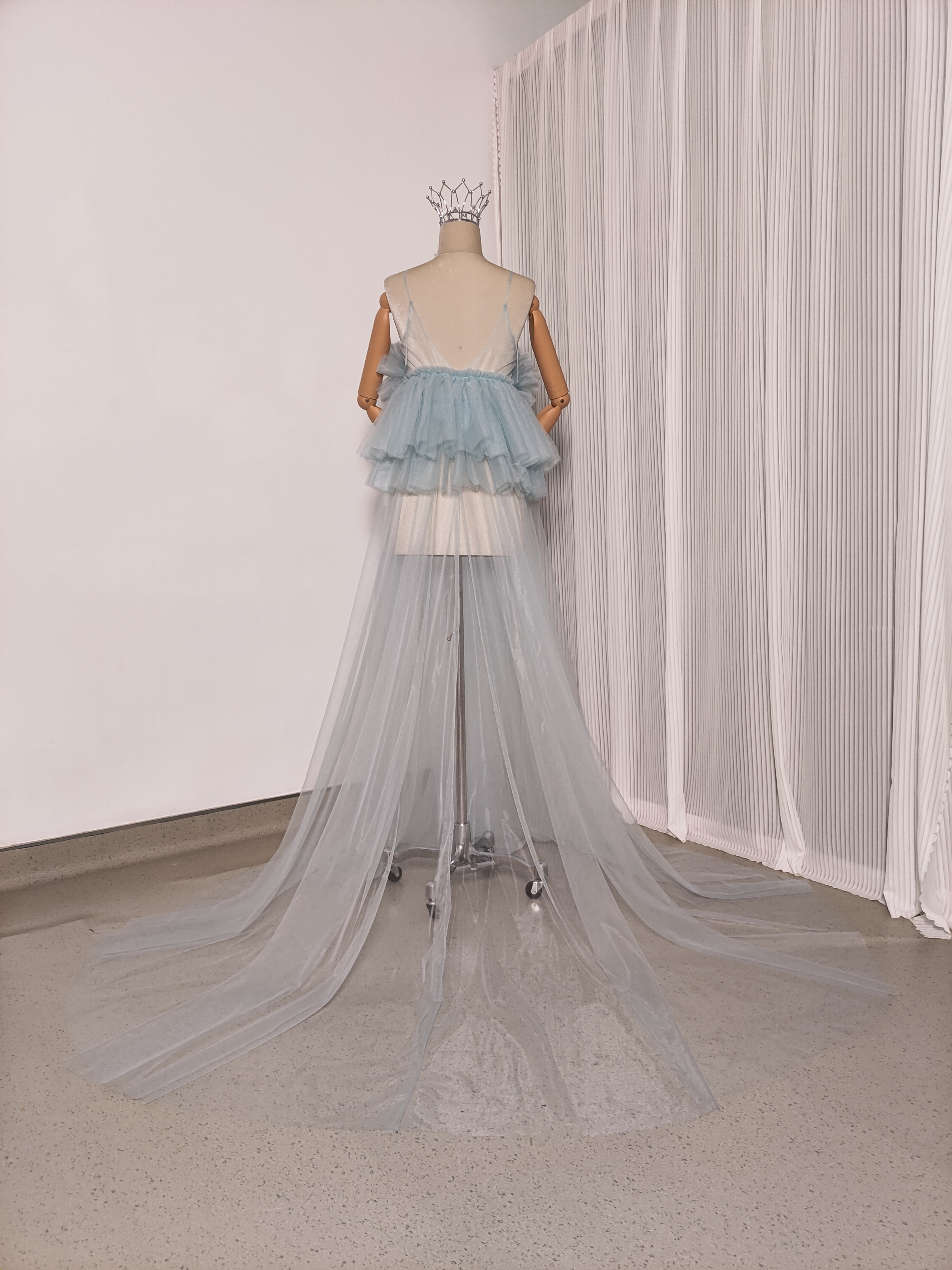 爽やかで優しいブルー オーバードレス キャミソール 胸元フリル ソフトチュール 前撮り 妊婦 爽やかで優しいブルー オーバードレス キャミソール 胸元フリル ソフトチュール 前撮り 妊婦