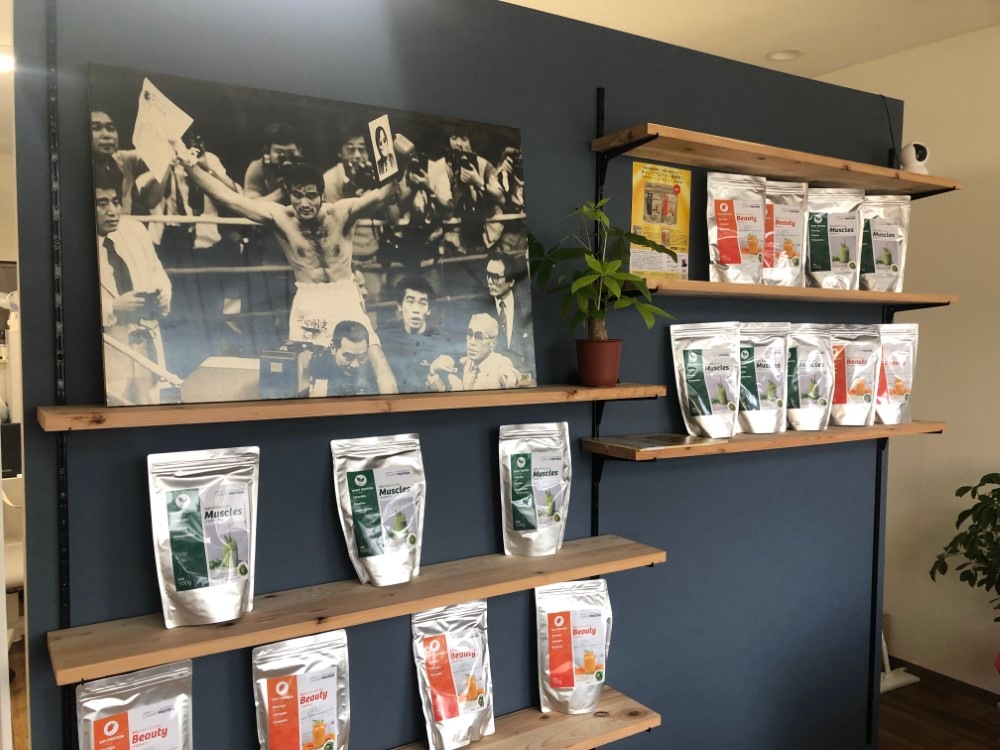 ボクシング 元世界チャンピオン 浜田 剛史 プロデュース チャンププロテイン マッスル 500ｇ チャンプHamada ホエイプロテイン クロレラ 配合 抹茶 ミルク味 ボクシング元世界チャンピオン浜田剛史プロデュース 「チャンプ