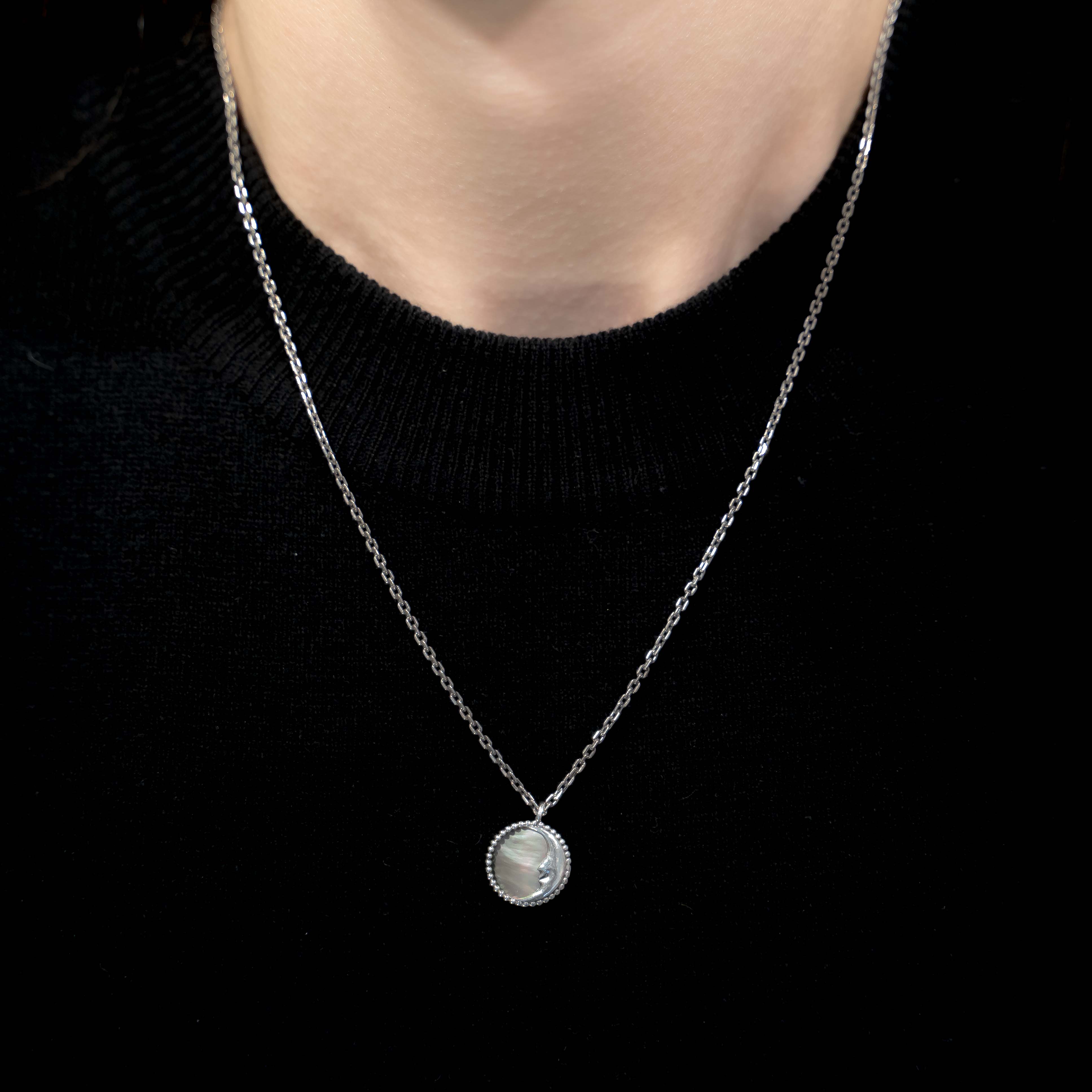 [BTS ジミン着用] 【HARANG】 HR 32N NECKLACE HR32N ネックレス Mother of Pearl Moon Carved Necklace 螺鈿 ネックレス