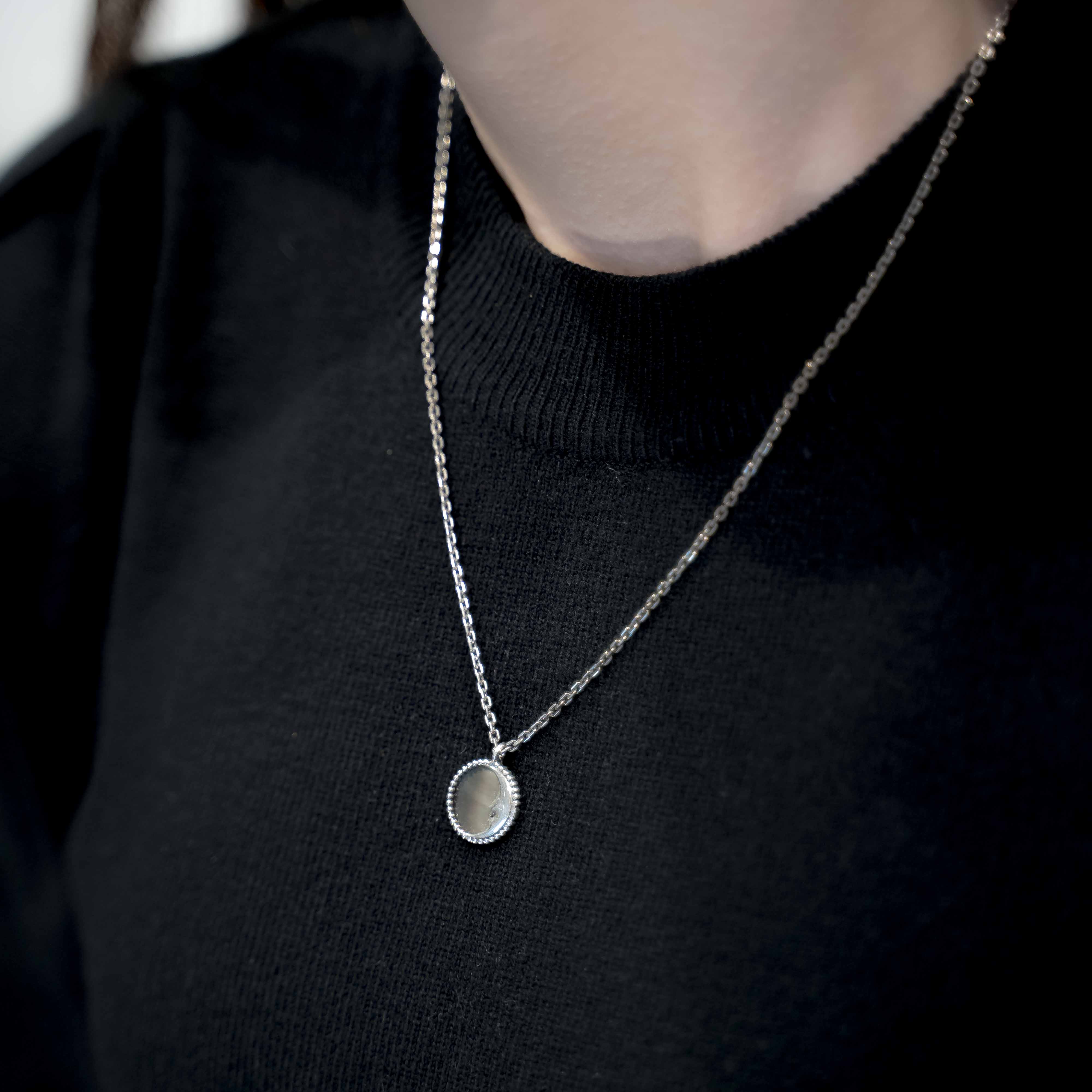 [BTS ジミン着用] 【HARANG】 HR 32N NECKLACE HR32N ネックレス Mother of Pearl Moon Carved Necklace 螺鈿 ネックレス