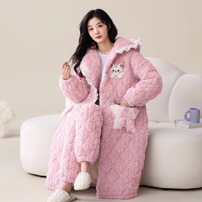 サンゴのベルベットの寝衣の女性は秋冬にベルベットを厚くして綿を挟んだ冬のバスローブは帽子のパジャマの外で家の服を着ている サンゴのベルベットの寝衣の女性は秋冬にベルベットを厚くして綿を挟んだ冬のバスローブは帽子のパジャマの外で家の服を着ている