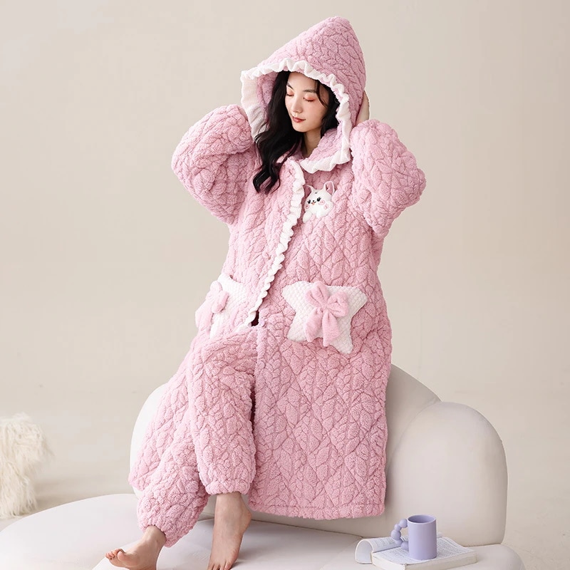 サンゴのベルベットの寝衣の女性は秋冬にベルベットを厚くして綿を挟んだ冬のバスローブは帽子のパジャマの外で家の服を着ている サンゴのベルベットの寝衣の女性は秋冬にベルベットを厚くして綿を挟んだ冬のバスローブは帽子のパジャマの外で家の服を着ている