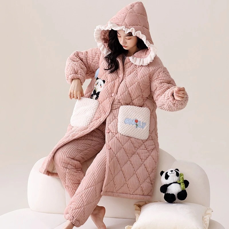 サンゴのベルベットの寝衣の女性は秋冬にベルベットを厚くして綿を挟んだ冬のバスローブは帽子のパジャマの外で家の服を着ている サンゴのベルベットの寝衣の女性は秋冬にベルベットを厚くして綿を挟んだ冬のバスローブは帽子のパジャマの外で家の服を着ている