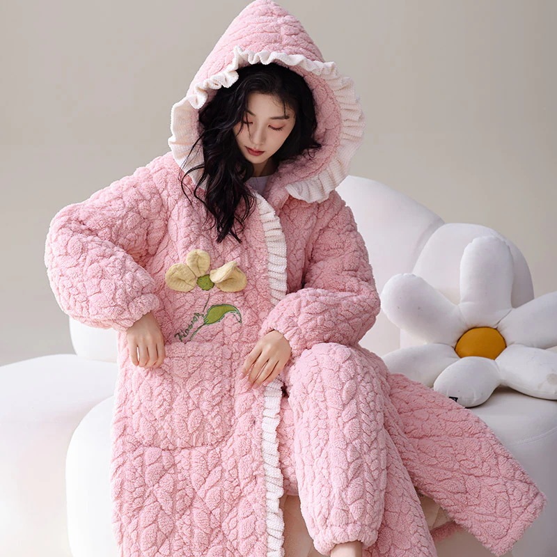 サンゴのベルベットの寝衣の女性は秋冬にベルベットを厚くして綿を挟んだ冬のバスローブは帽子のパジャマの外で家の服を着ている サンゴのベルベットの寝衣の女性は秋冬にベルベットを厚くして綿を挟んだ冬のバスローブは帽子のパジャマの外で家の服を着ている