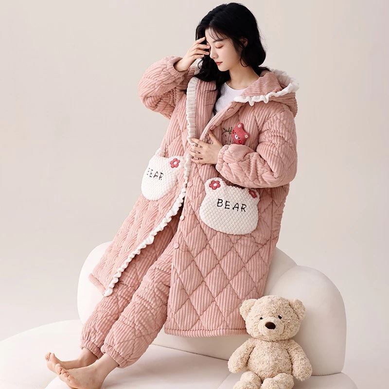 サンゴのベルベットの寝衣の女性は秋冬にベルベットを厚くして綿を挟んだ冬のバスローブは帽子のパジャマの外で家の服を着ている サンゴのベルベットの寝衣の女性は秋冬にベルベットを厚くして綿を挟んだ冬のバスローブは帽子のパジャマの外で家の服を着ている