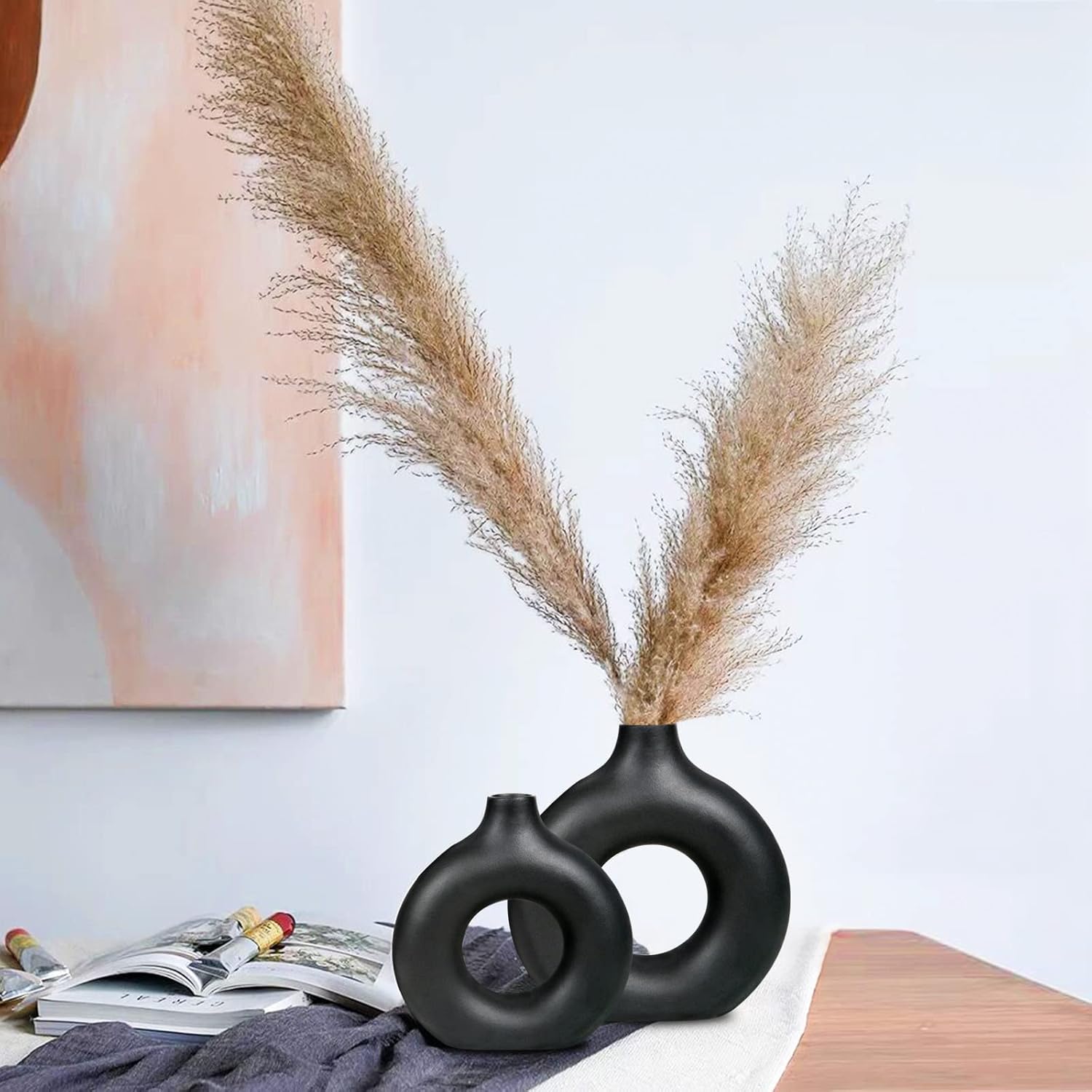 ブラックセラミック製花瓶ミニマリスト装飾用のモダンな花瓶中空ラウンドマットパンパスフラワー花瓶 ボーホーホームウェディングパーティルームディナーテーブルシェルフデコレーション(2個) ブラックセラミック製花瓶ミニマリスト装飾用のモダンな花瓶中空ラウンドマットパンパスフラワー花瓶 ボーホーホームウェディングパーティルームディナーテーブルシェルフデコレーション(2個)