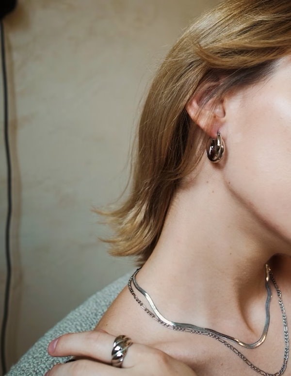 【justLoveR.】Isabelle Hoop Earrings ピアス BTS ジミン着用 Qoo10] justLoveR. [BTS ジミン着用]Clementin