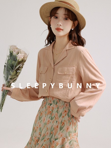 スリーピーラビットスタイルラペルフリルプリントシャツ スリーピーラビットスタイルラペルフリルプリントシャツ