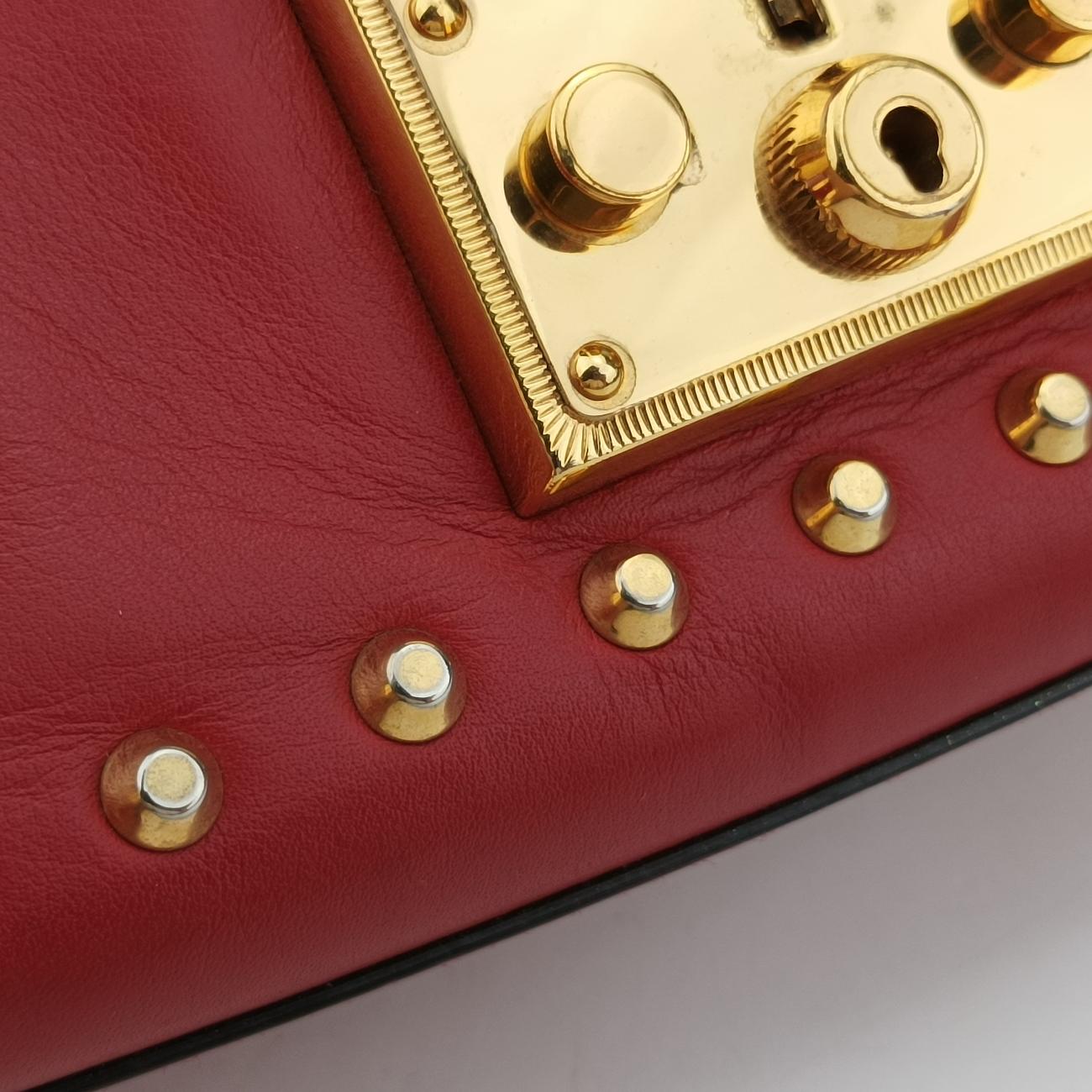 パドロックレッドレザー432182D021174160中古 パドロックレッドレザー432182D021174160中古