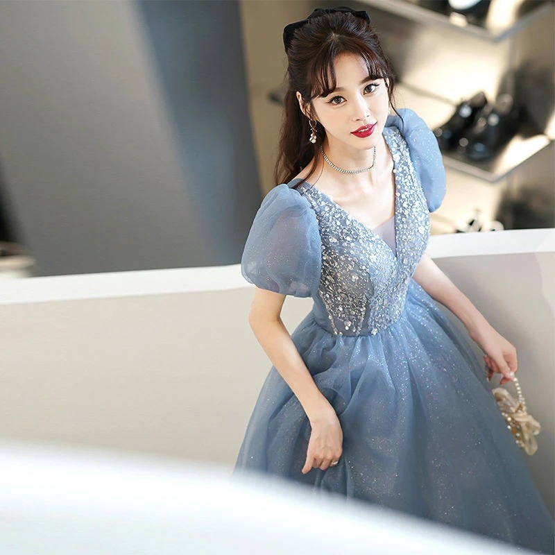 イブニングドレスの女性の軽い贅沢なニッチな高級宴会の気質 イブニングドレスの女性の軽い贅沢なニッチな高級宴会の気質