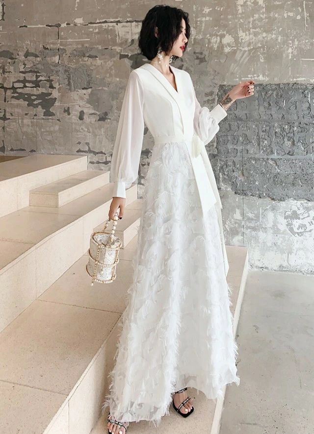 リピーター続出二次会 お呼ばれ 3L 大きいサイズ 20代 パーティードレス 4L フェザー 個性的 スレンダーライン 白 30代 黒 40代 袖あり ウエディングドレス 花嫁 モード系 シースルー