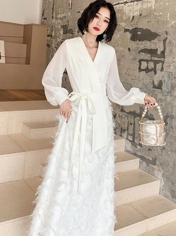 リピーター続出二次会 お呼ばれ 3L 大きいサイズ 20代 パーティードレス 4L フェザー 個性的 スレンダーライン 白 30代 黒 40代 袖あり ウエディングドレス 花嫁 モード系 シースルー