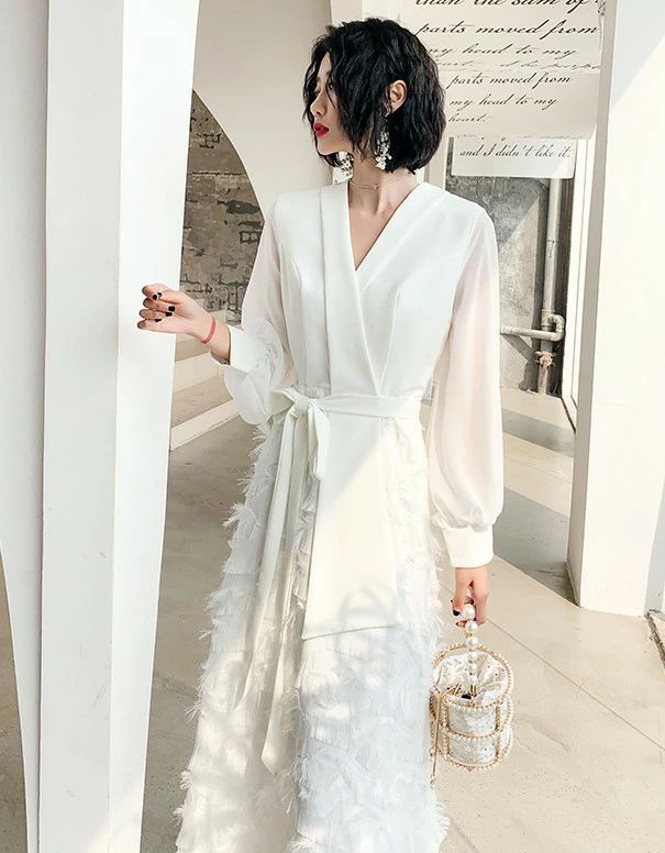 リピーター続出二次会 お呼ばれ 3L 大きいサイズ 20代 パーティードレス 4L フェザー 個性的 スレンダーライン 白 30代 黒 40代 袖あり ウエディングドレス 花嫁 モード系 シースルー