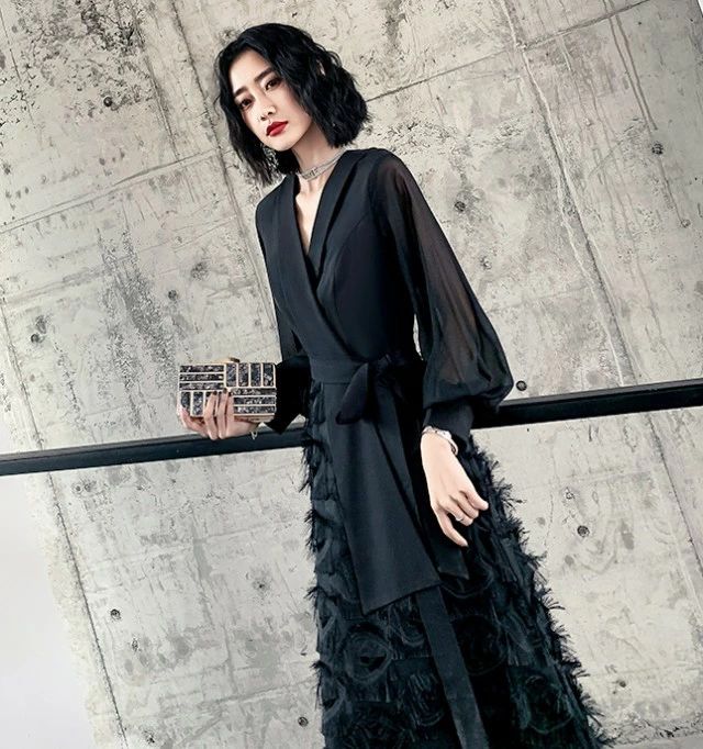 リピーター続出二次会 お呼ばれ 3L 大きいサイズ 20代 パーティードレス 4L フェザー 個性的 スレンダーライン 白 30代 黒 40代 袖あり ウエディングドレス 花嫁 モード系 シースルー