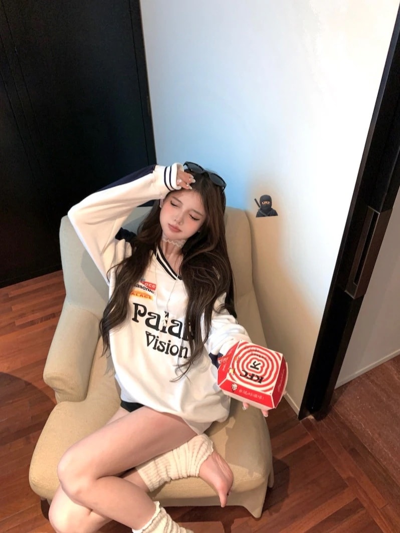 2024秋冬トレンドVネックトップスバイカラー長袖かわいいK-POPTロング白レディース韓国風ロゴ衣ルーズゆったりカジュアルおしゃれサイズスリーブシルエットファッションサイドシャツフ 2024秋冬トレンドVネックトップスバイカラー長袖かわいいK-POPTロング白レディース韓国風ロゴ衣ルーズゆったりカジュアルおしゃれサイズスリーブシルエットファッションサイドシャツフ