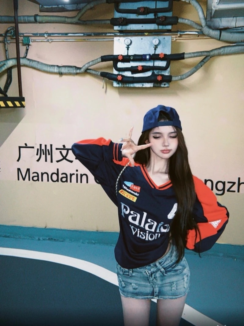 2024秋冬トレンドVネックトップスバイカラー長袖かわいいK-POPTロング白レディース韓国風ロゴ衣ルーズゆったりカジュアルおしゃれサイズスリーブシルエットファッションサイドシャツフ 2024秋冬トレンドVネックトップスバイカラー長袖かわいいK-POPTロング白レディース韓国風ロゴ衣ルーズゆったりカジュアルおしゃれサイズスリーブシルエットファッションサイドシャツフ