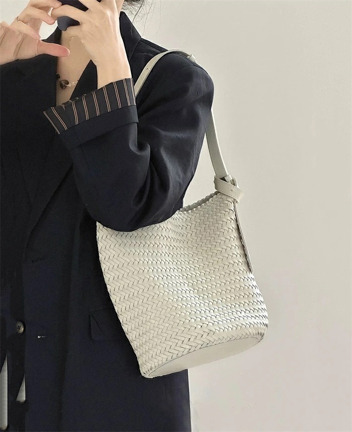 トートバッグ レディース バケツ型 バッグ 通勤バッグ 編みバッグ かごバッグ レザー ショルダーバッグ 斜め掛けバッグ 2way 肩掛け 軽量 バケツバッグ バケツ型バッグ ワンハンドルバッグ 柔ら