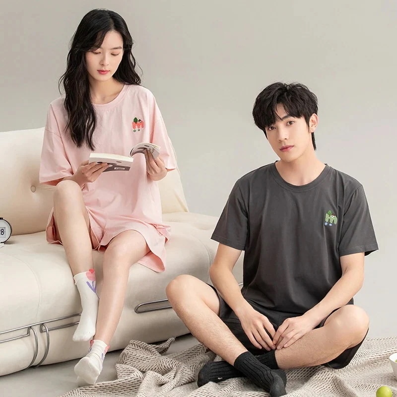 【2枚300 OFF】カップル ルームウェア セットアップ 夏 おしゃれ新作 パジャマ レディース 半袖 パジャマメンズ 快適 お肌に優しい 部屋着 シンプル 無地 ペアルック 二点セット 【2枚300 OFF】カップル ルームウェア セットアップ 夏 おしゃれ新作 パジャマ レディース 半袖 パジャマメンズ 快適 お肌に優しい 部屋着 シンプル 無地 ペアルック 二点セット