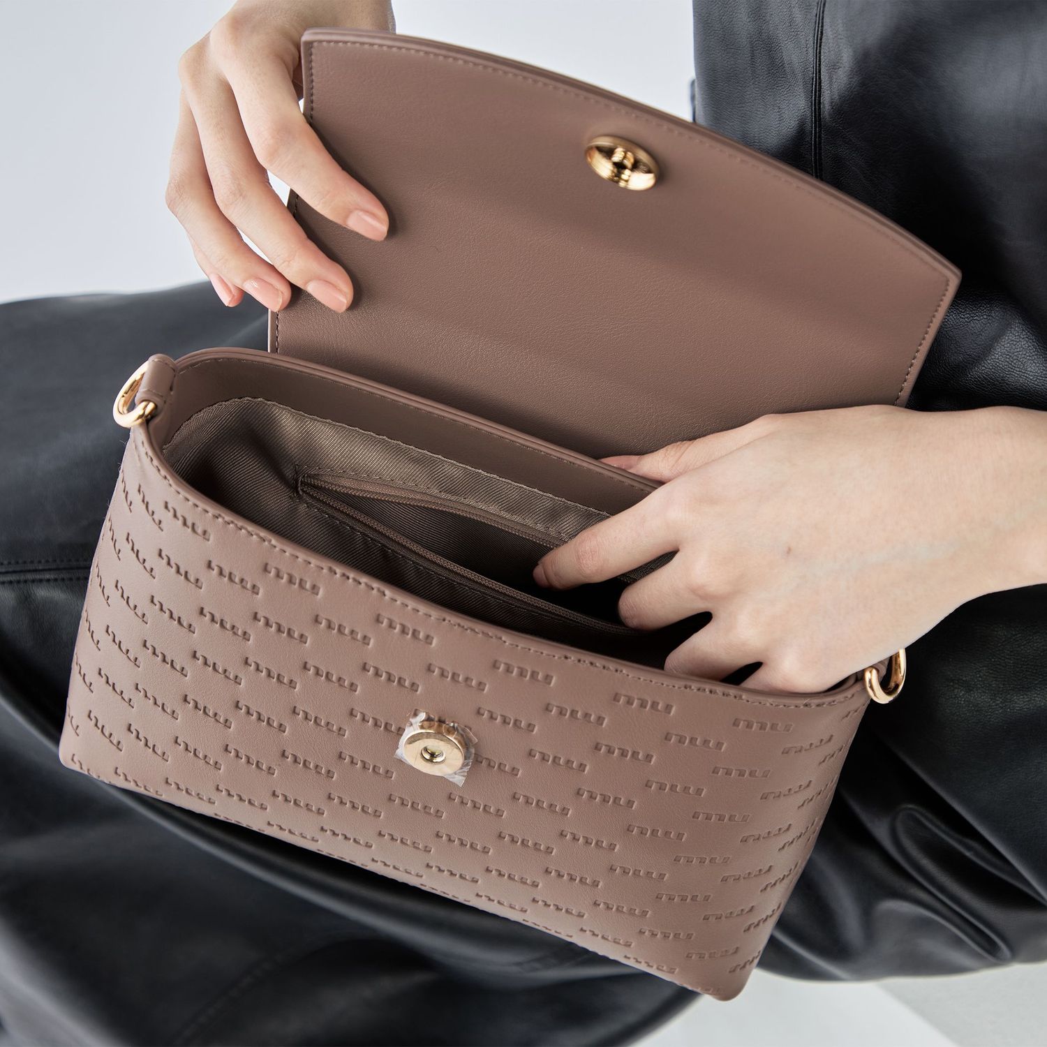 MURUA (ムルーア) 2WAYハンドバッグ ショルダーバッグ MR-B1314 muエンボス レディース ブランド 送料無料 ギフト プレゼント 贈り物 MURUA (ムルーア) 2WAYハンドバッグ ショルダーバッグ MR-B1314 muエンボス レディース ブランド 送料無料 ギフト プレゼント 贈り物