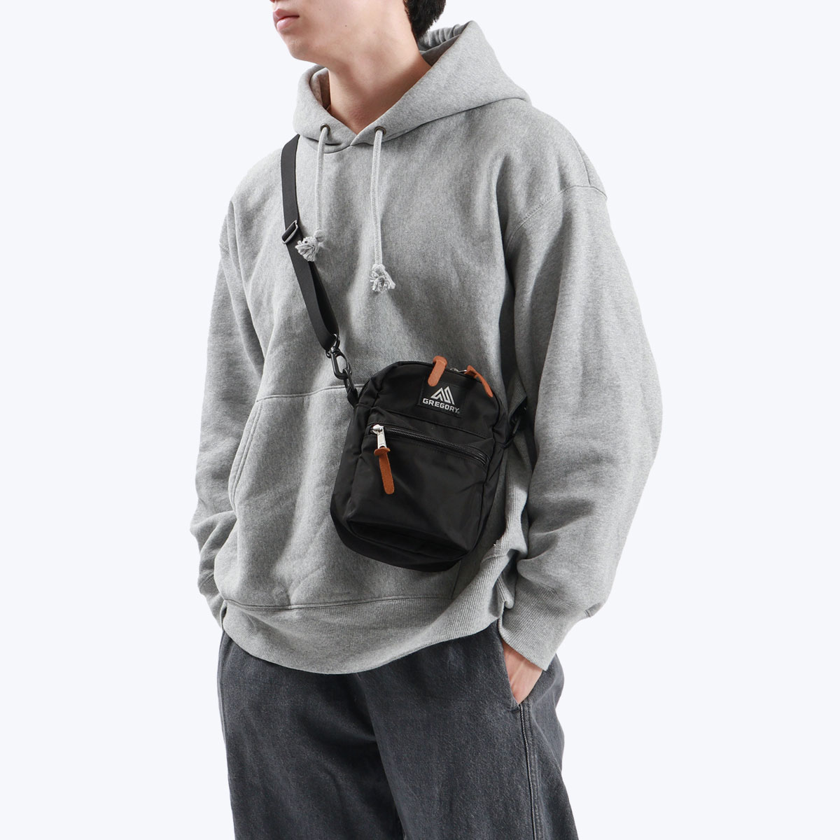 日本正規品 ショルダーバッグ メンズ レディース 軽い ミニ 斜めがけ 縦型 ナイロン 軽量 スポーティー 黒 CLASSIC イージーポケット 日本正規品 ショルダーバッグ メンズ レディース 軽い ミニ 斜めがけ 縦型 ナイロン 軽量 スポーティー 黒 CLASSIC イージーポケット