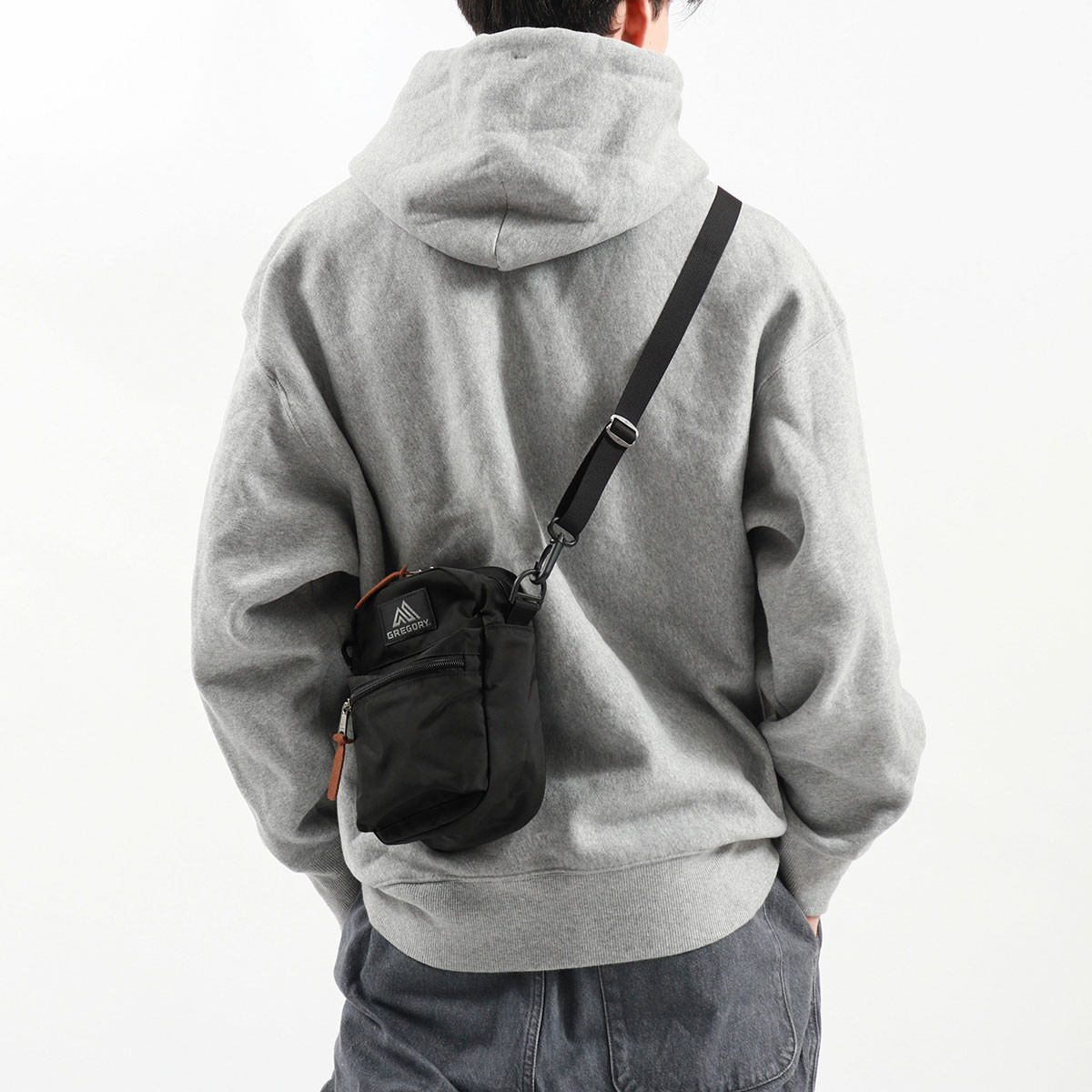 日本正規品 ショルダーバッグ メンズ レディース 軽い ミニ 斜めがけ 縦型 ナイロン 軽量 スポーティー 黒 CLASSIC イージーポケット 日本正規品 ショルダーバッグ メンズ レディース 軽い ミニ 斜めがけ 縦型 ナイロン 軽量 スポーティー 黒 CLASSIC イージーポケット