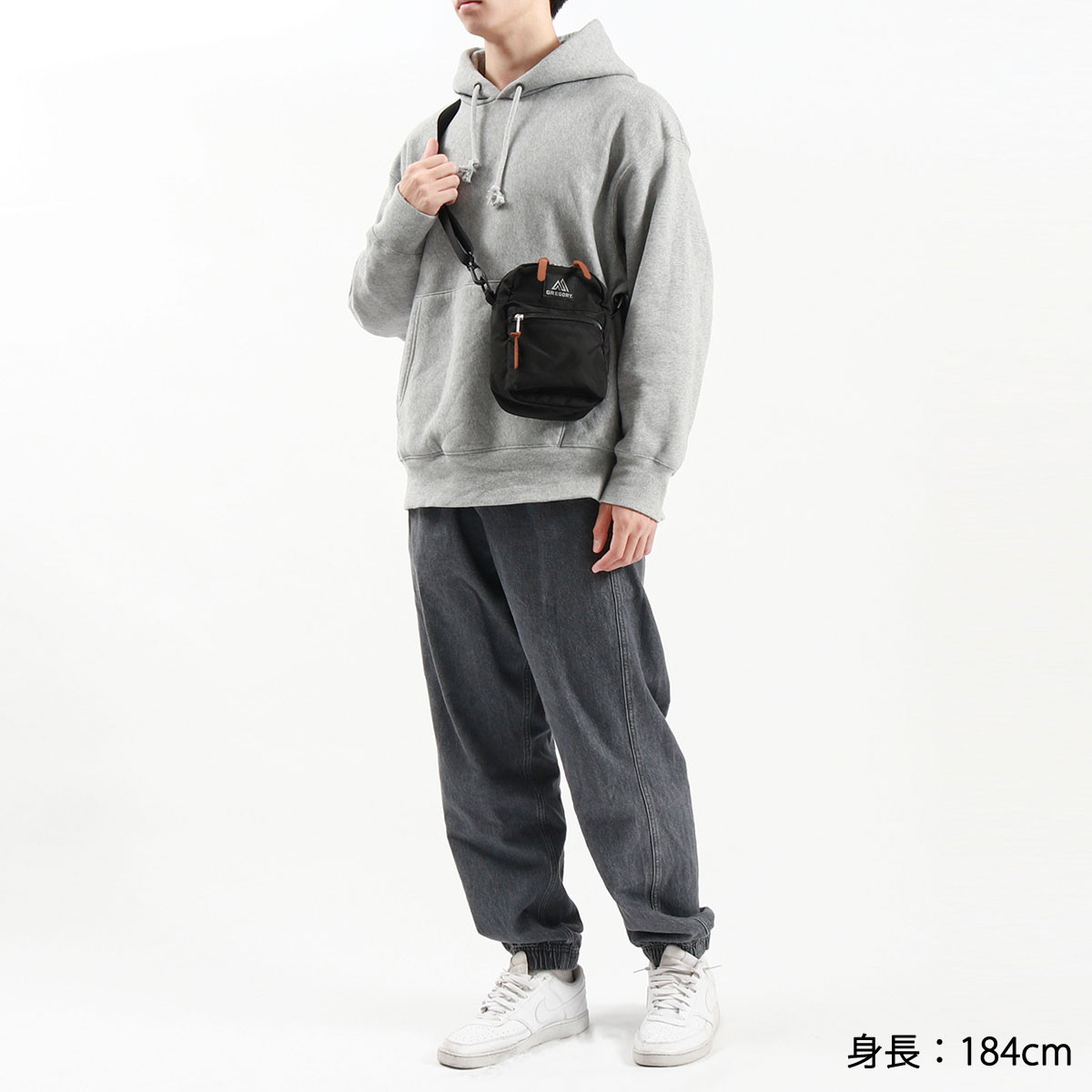 日本正規品 ショルダーバッグ メンズ レディース 軽い ミニ 斜めがけ 縦型 ナイロン 軽量 スポーティー 黒 CLASSIC イージーポケット 日本正規品 ショルダーバッグ メンズ レディース 軽い ミニ 斜めがけ 縦型 ナイロン 軽量 スポーティー 黒 CLASSIC イージーポケット