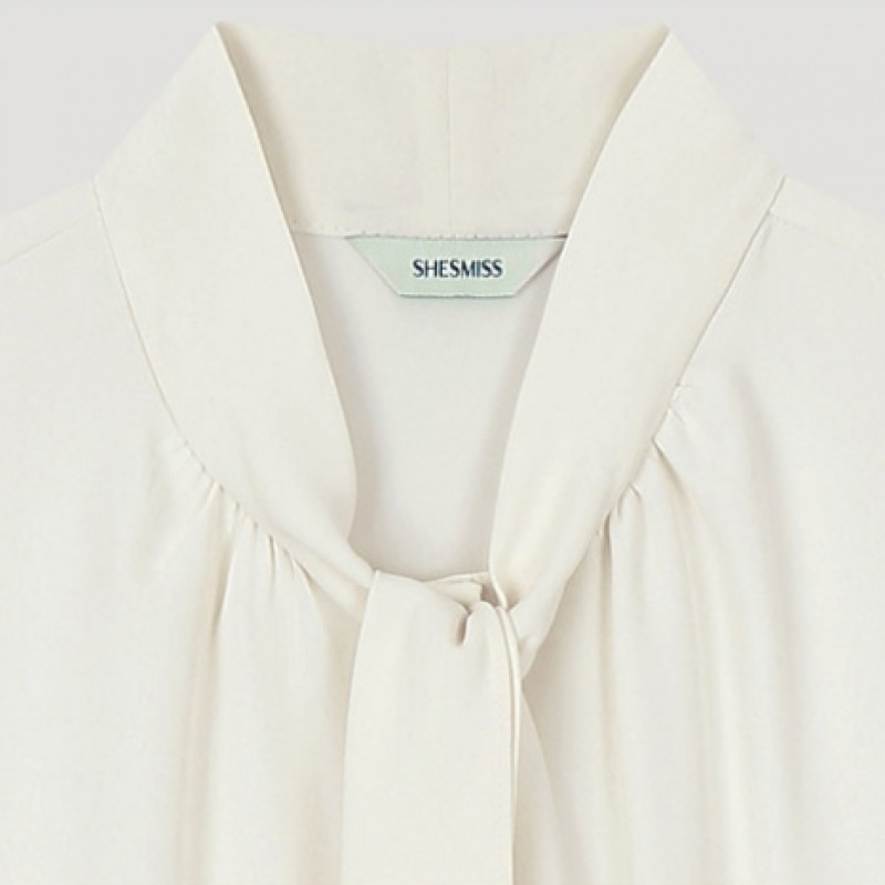 (シーズミス) シャーリングタイネックブラウス_swwblo42010_IV (シーズミス) シャーリングタイネックブラウス_swwblo42010_IV