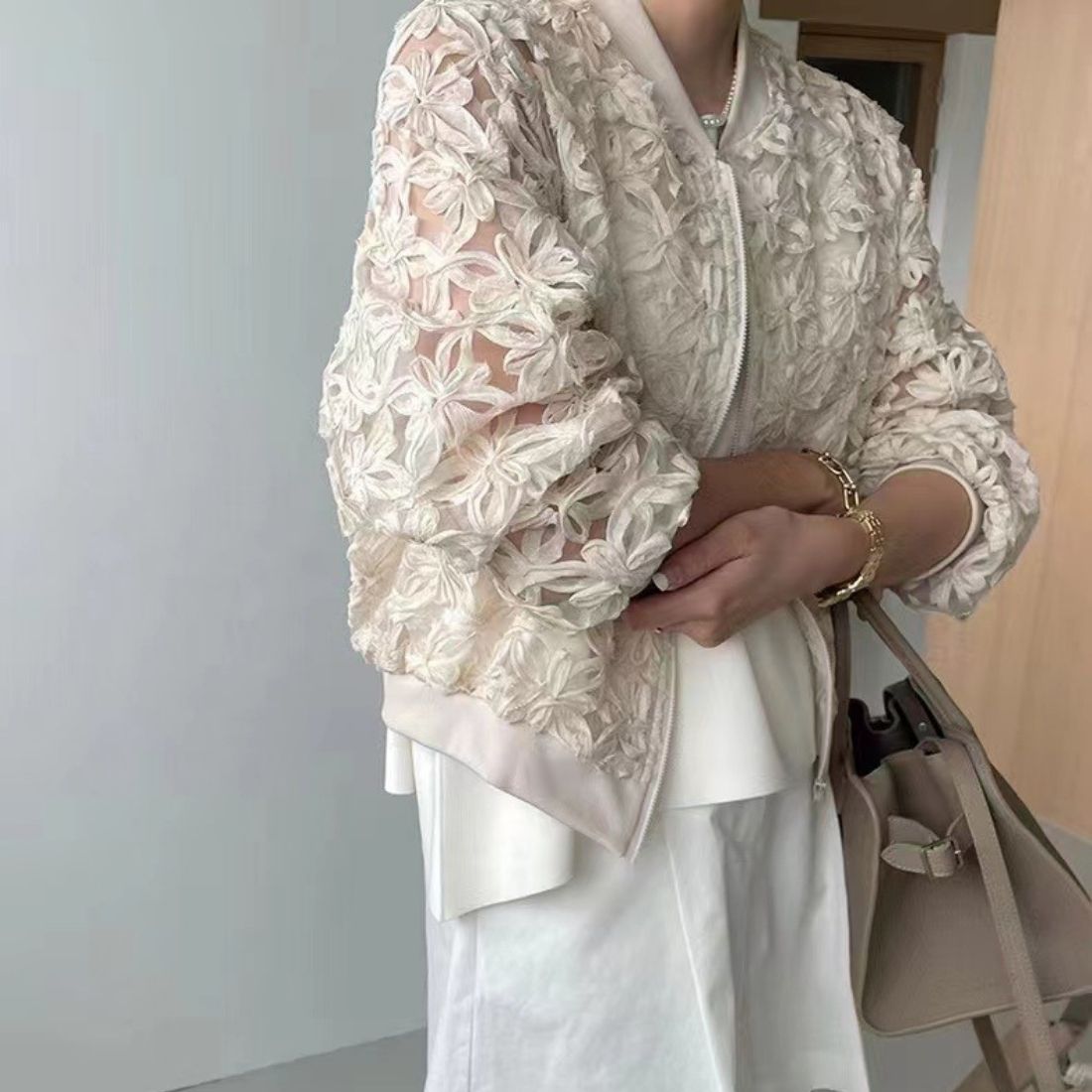 【早い者勝ちタイムセール】大人っぽく華やかな印象のレースブルゾン アウター 上着 ライトアウター 羽織 夏 ノーカラー ジップアップ おしゃれ レース 抜け感 シアー シースルー 透け感 花柄レース 【早い者勝ちタイムセール】大人っぽく華やかな印象のレースブルゾン アウター 上着 ライトアウター 羽織 夏 ノーカラー ジップアップ おしゃれ レース 抜け感 シアー シースルー 透け感 花柄レース