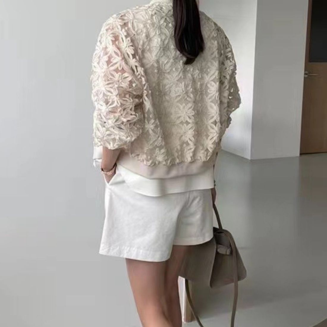 【早い者勝ちタイムセール】大人っぽく華やかな印象のレースブルゾン アウター 上着 ライトアウター 羽織 夏 ノーカラー ジップアップ おしゃれ レース 抜け感 シアー シースルー 透け感 花柄レース 【早い者勝ちタイムセール】大人っぽく華やかな印象のレースブルゾン アウター 上着 ライトアウター 羽織 夏 ノーカラー ジップアップ おしゃれ レース 抜け感 シアー シースルー 透け感 花柄レース