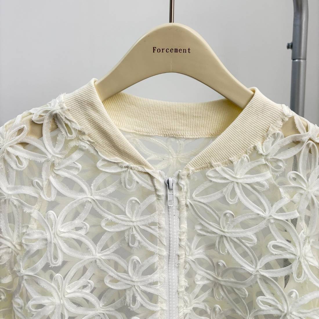 【早い者勝ちタイムセール】大人っぽく華やかな印象のレースブルゾン アウター 上着 ライトアウター 羽織 夏 ノーカラー ジップアップ おしゃれ レース 抜け感 シアー シースルー 透け感 花柄レース 【早い者勝ちタイムセール】大人っぽく華やかな印象のレースブルゾン アウター 上着 ライトアウター 羽織 夏 ノーカラー ジップアップ おしゃれ レース 抜け感 シアー シースルー 透け感 花柄レース