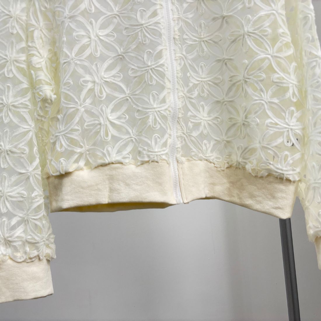 【早い者勝ちタイムセール】大人っぽく華やかな印象のレースブルゾン アウター 上着 ライトアウター 羽織 夏 ノーカラー ジップアップ おしゃれ レース 抜け感 シアー シースルー 透け感 花柄レース 【早い者勝ちタイムセール】大人っぽく華やかな印象のレースブルゾン アウター 上着 ライトアウター 羽織 夏 ノーカラー ジップアップ おしゃれ レース 抜け感 シアー シースルー 透け感 花柄レース