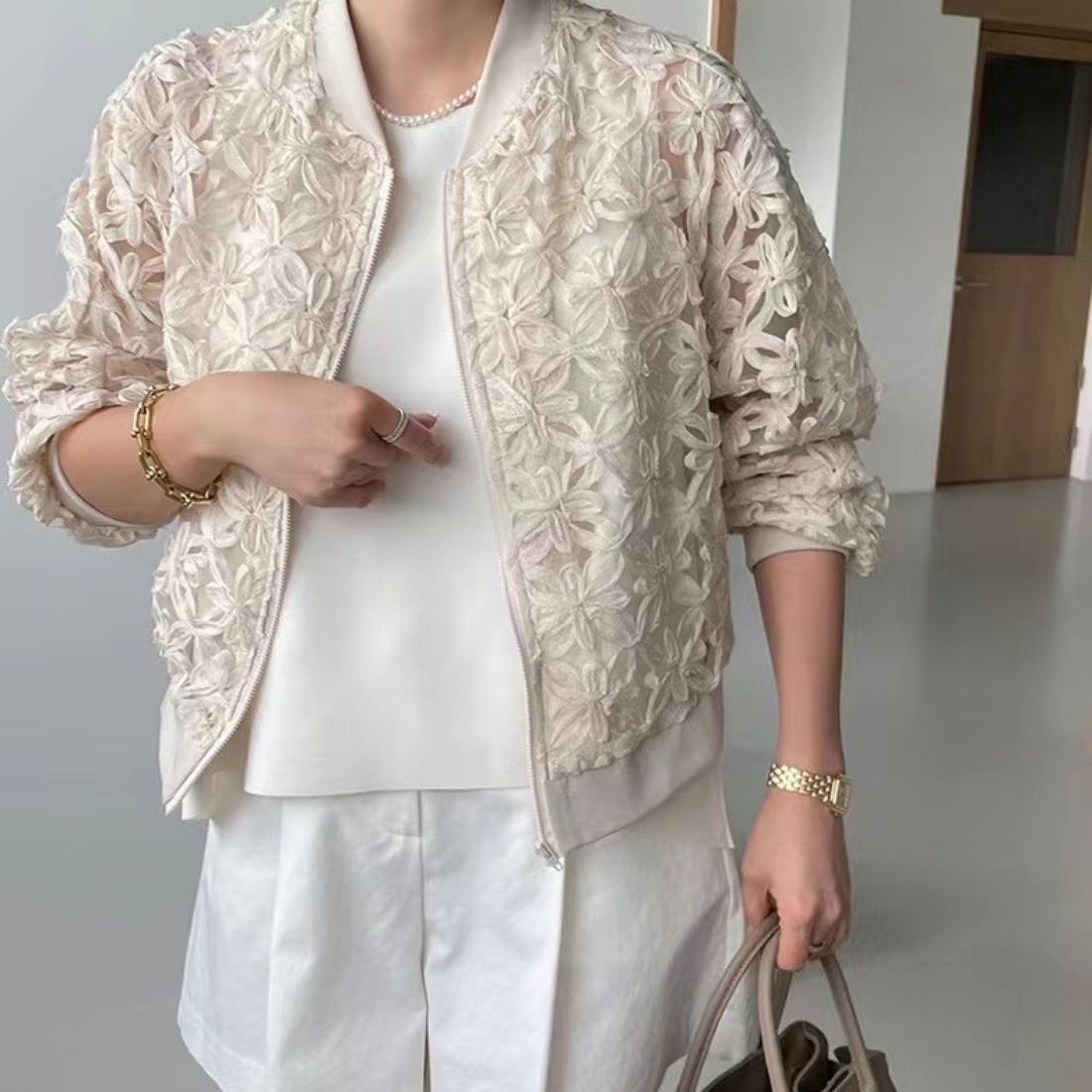 【早い者勝ちタイムセール】大人っぽく華やかな印象のレースブルゾン アウター 上着 ライトアウター 羽織 夏 ノーカラー ジップアップ おしゃれ レース 抜け感 シアー シースルー 透け感 花柄レース 【早い者勝ちタイムセール】大人っぽく華やかな印象のレースブルゾン アウター 上着 ライトアウター 羽織 夏 ノーカラー ジップアップ おしゃれ レース 抜け感 シアー シースルー 透け感 花柄レース