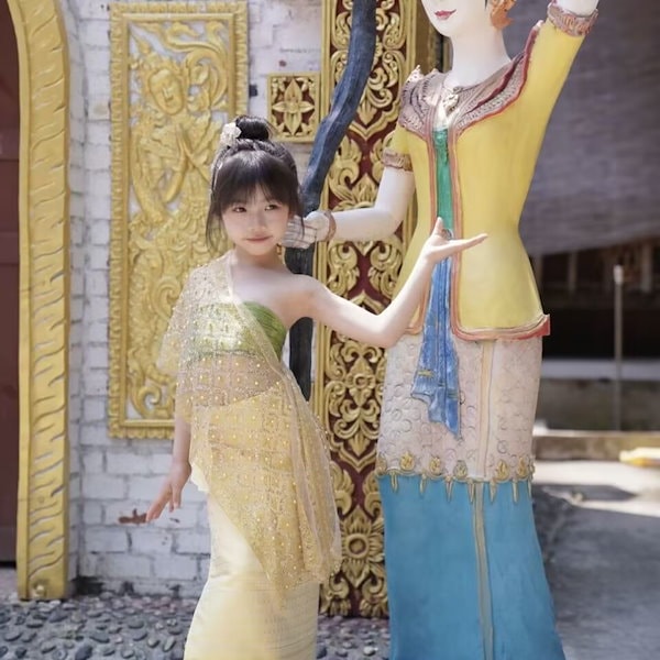 新品　子供用　タイ　民族　衣装 　女の子　ドレス　お姫様　舞台　お誕生日　東南アジアファッション 　伝統的な　花柄 　上着 　スカート　豪華　可愛い　 おしゃれ　 タイ民族　シワーライ