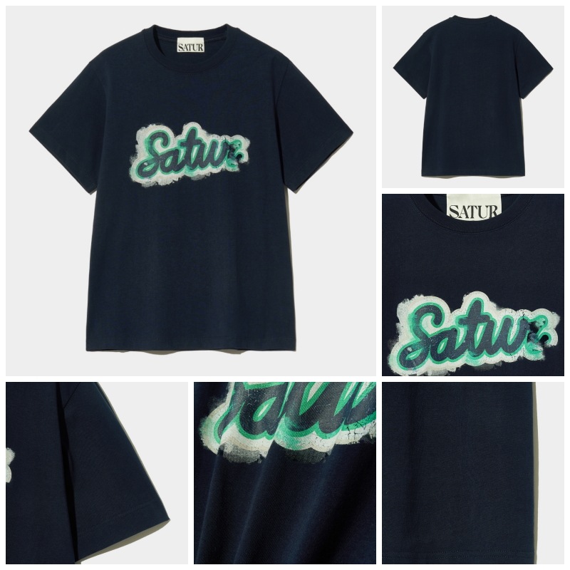 Tシャツ・カットソー SATUR Smudge Logo Artwork Short Sleeve T-Shirt Vintage Navy Satur Logo Voyage T-Shirt - Navy Pink | ファッション通販