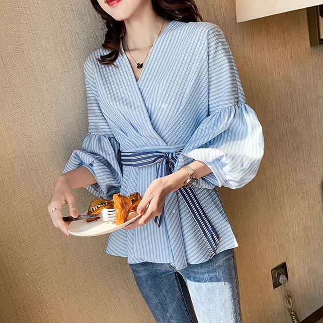 トップス シャツ レディース 春 秋 きれいめ オフィス 七分袖 ボリューム袖 Vネック カシュクール 襟なし ノーカラー フレア ペプラム Aライン 裾ワイド リボン ウエストリボン 青 ブルー S トップス シャツ レディース 春 秋 きれいめ オフィス 七分袖 ボリューム袖 Vネック カシュクール 襟なし ノーカラー フレア ペプラム Aライン 裾ワイド リボン ウエストリボン 青 ブルー S